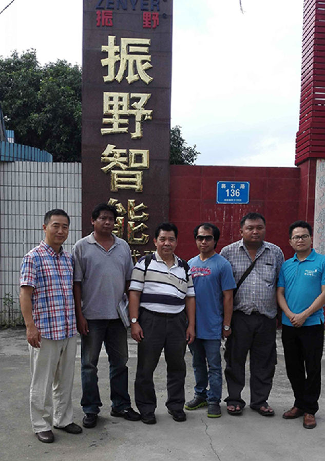 陳董事長親自接待來自泰國的客戶,并親切合影留念。 陳董事長親自接待來自泰國的客戶,并親切合影留念。