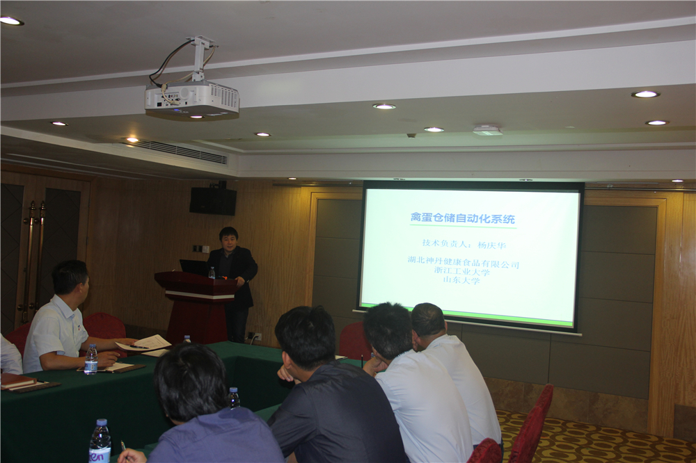 浙江工業(yè)大學(xué)荀一講師作課題交流.jpg 浙江工業(yè)大學(xué)荀一講師作課題交流.jpg